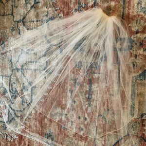 Mid-length wedding veil